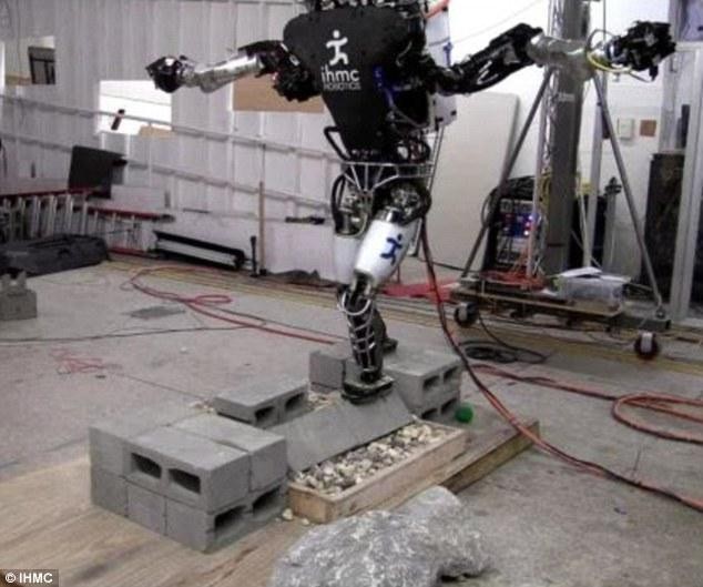 谷歌人形机器人再进化:能在废墟上行走 平衡能力要赶超人类了!